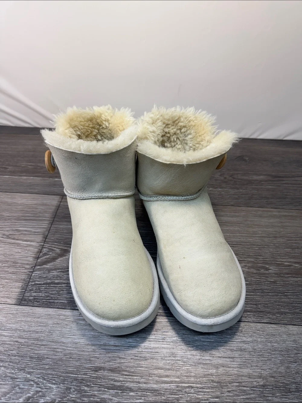 UGG Women's Short Shearling Lined Winter Boots in Light Cream Sz 8 (h72)